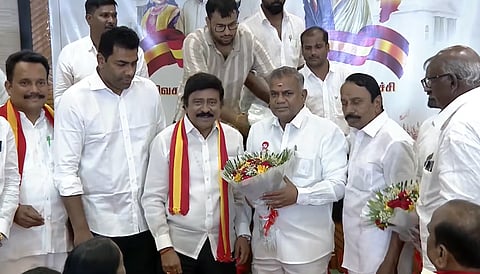 த.வெ.க.வில் சேர்ந்த திரைப்பட இயக்குநர் ஆர்.வி.உதயகுமார்
