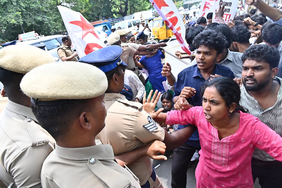 சென்னை நீட் போராட்டத்தில் போலீஸ் தாக்குதல்- மாணவர் காயம்!