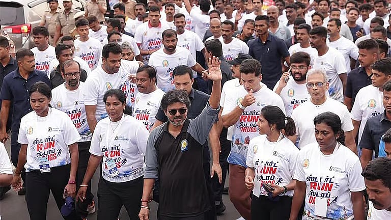 30 நிமிடம் தம்கட்டி ஓடிய முதல்வர்... களைகட்டிய மாரத்தான்  