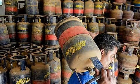 வணிக கேஸ் சிலிண்டர் கட்டுப்பாடுகளை நீக்கிய மத்திய அரசு! 