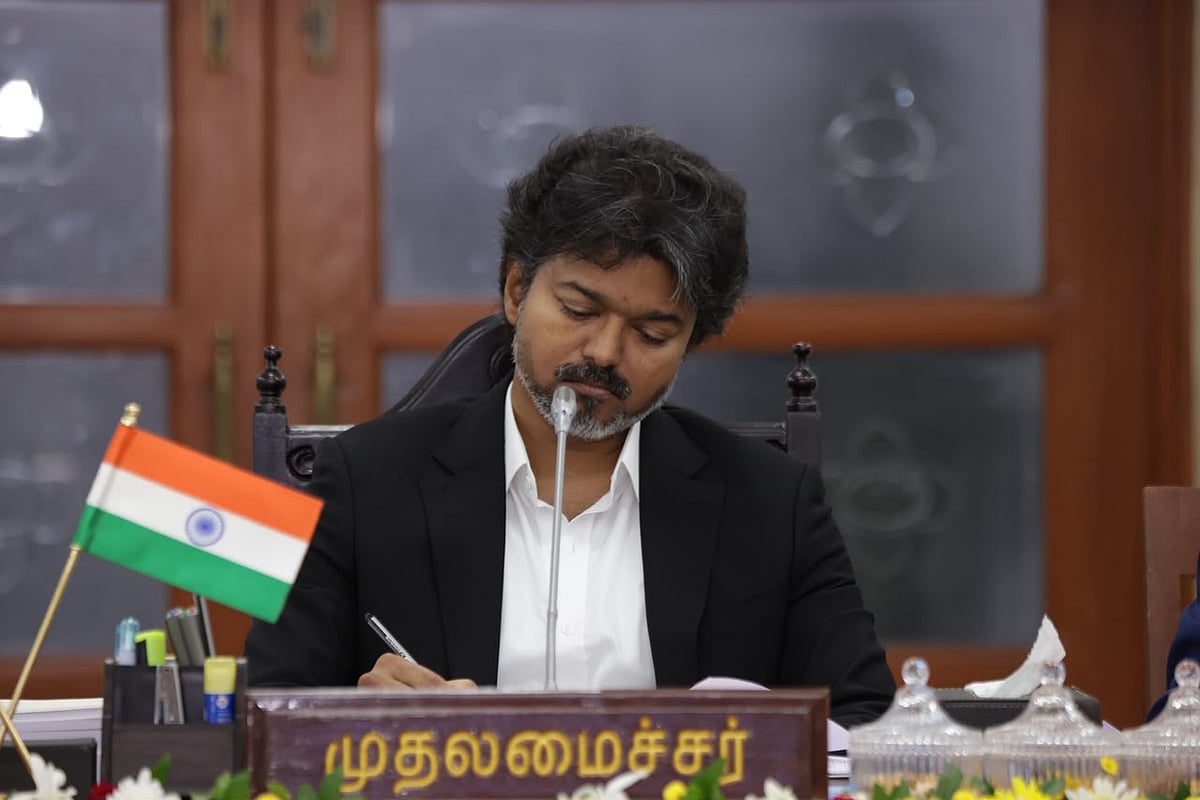 மனு வாங்குவது அல்ல, பிரச்னையைத் தீர்ப்பதுதான் முக்கியம்- ஆட்சியர்களுக்கு முதல்வர் விஜய் அறிவுரை! 