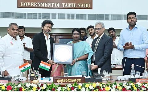 குறைதீர்ப்பில் விரைந்து தீர்வு கண்டதற்காக குமரி மாவட்ட முன்னாள் ஆட்சியர் அழகு மீனாவுக்கு விருது