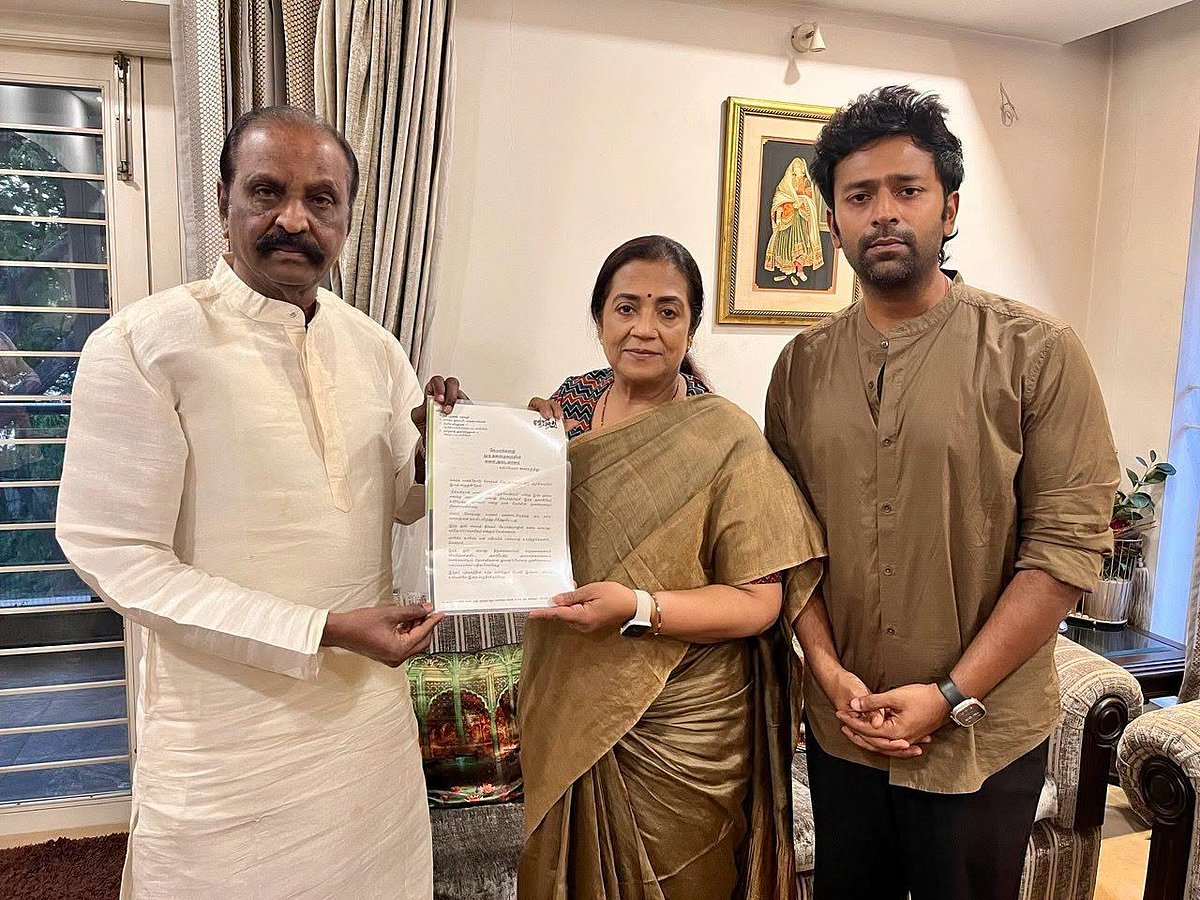 சுயசரிதைக்கு பாக்யராஜ் கேட்ட முன்னுரை- பூர்ணிமாவிடம் நேரில் தந்த வைரமுத்து!