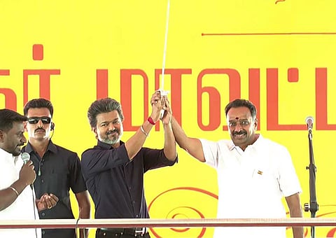 விஜய்க்கு வாள் பரிசளித்த பதவிவிலகிய கரூர் சட்டமன்றத் தொகுதி உறுப்பினர் எம்.ஆர்.விஜயபாஸ்கர்