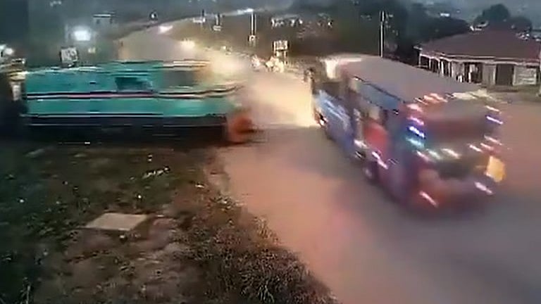 பயணிகள் ரயில், மாணவர் பேருந்து மோதல்- ஒருவர் பலி!