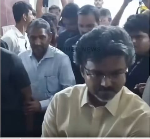 விடுதியில் முதல்வர் விஜய் திடீர் ஆய்வு- மாணவர்கள் அடுக்கிய புகார்கள்!