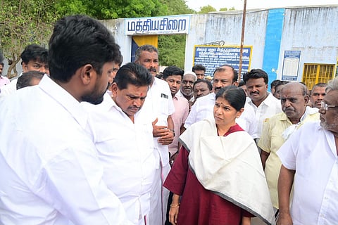 நெல்லை சிறைவாசலில் கனிமொழி