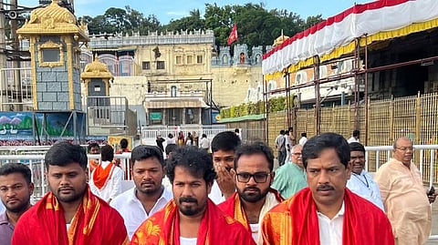 திருப்பதிக்கு பட்ஜெட்டைக் கொண்டுபோன அமைச்சர்... குவியும் கண்டனம்! 