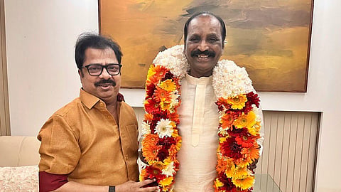 நடிகர் பாண்டியராஜனுடன் கவிஞர் வைரமுத்து