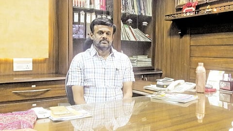 போட்டியாளர்களை வணங்க வேண்டும்