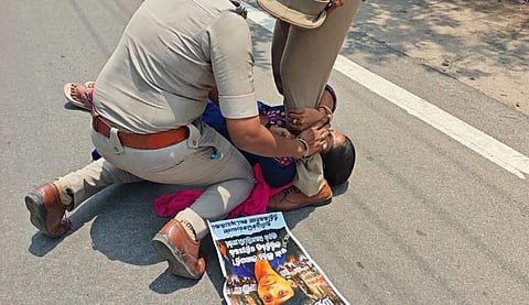பள்ளி மாணவன் சாவுக்காக நீதி கேட்டுப் போராடியவர்கள் மீது காவல்துறை பெண் அதிகாரிகள் கடுமையாக நடந்துகொண்டனர்