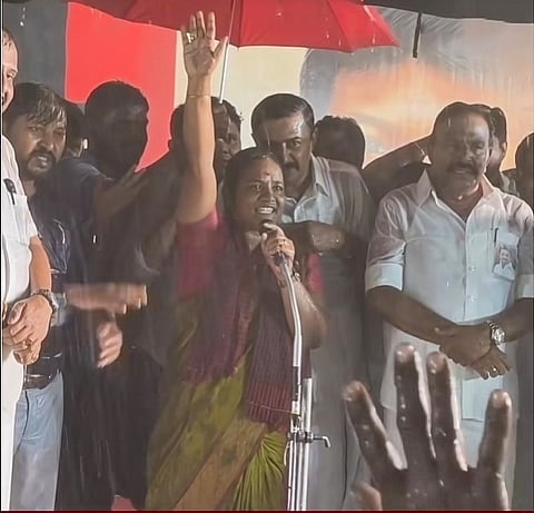 கொட்டும் மழையில் தாராபுரம் இடைத்தேர்தலில் சுகன்யா பிரச்சாரம்