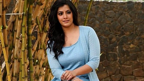 ஆண்களே வெட்கப்படுங்கள் : வரலட்சுமி சரத்குமார்