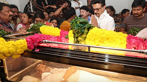 M.K.Stalin mourn at Deva's residence