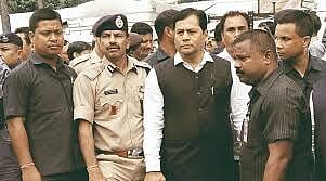 নিশা গুৱাহাটীত সুৰামত্ত যুৱক-যুৱতীৰ উদ্ভণ্ডালিঃ মুখ্যমন্ত্ৰীৰ কনভয়ত খুন্দিওৱাৰ উপক্ৰম  বাহনৰ