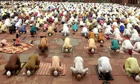 ক'ৰ'নাঃ সামাজিক দূৰত্ব বৰ্তাই দিল্লীৰ জামে মছজিদত ঈদ পালন