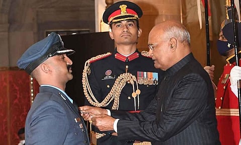 বালাকোট বৈমানিক আক্ৰমণৰ নায়ক অভিনন্দন বৰ্থামান লৈ বীৰ চক্ৰ বঁটা