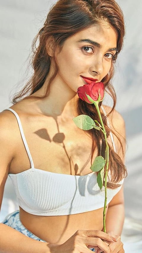 অভিনেত্ৰী পূজা হেগডেৰ ১১টা আকৰ্ষণীয় লুক