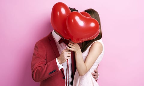 সমগ্ৰ বিশ্বতে ভেলেণ্টাইন দিৱসৰ ১০ বিধ পৰম্পৰা