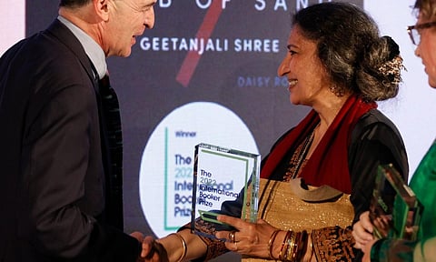 লেখিকা গীতাঞ্জলি শ্ৰীৰ উপন্যাস 'ৰেট সমাধি' (Tomb of Sand)লৈ আন্তঃৰাষ্ট্ৰীয় বুকাৰ পুৰস্কাৰ