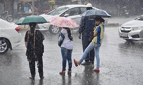 ধাৰাসাৰ বৰষুণৰ ফলত পানী জমা হৈছে যোৰাবাটত
