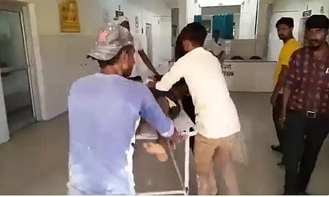 অমানৱীয়:যুৱকৰ যৌনাঙ্গত লাঠি সুমুৱাই, বৈদ্যুতিক শ্বক দিয়া পাঁচজন আৰক্ষী কৰ্মীক নিলম্বন