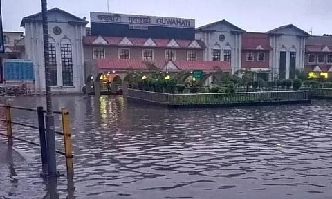 জলমগ্ন হৈ পৰিছে গুৱাহাটী ৰেল ষ্টেচন