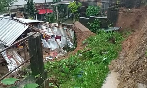 অসমঃ গোৱালপাৰা জিলাত ভূমিস্খলনত জীৱিত অৱস্থাত সমাধিস্থ হৈছে ২ জন সৰু ভাই-ভনী