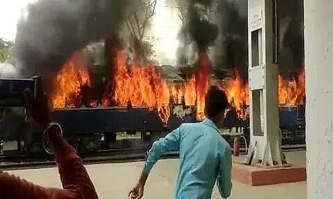বিহাৰঃ চিধাৱালিয়া ৰেল ষ্টেচনত ৰে'লত জুই লগাই দিলে উত্তেজিত ছাত্ৰ-ছাত্ৰীয়ে