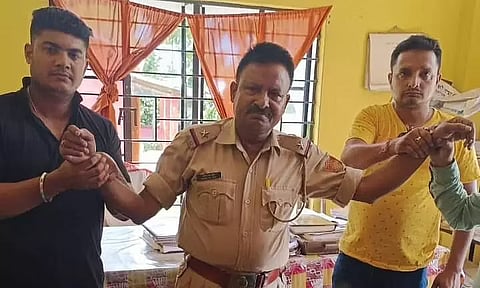 অসমঃ গোৱালপাৰা জিলাত উৎকোচ লোৱাৰ সময়ত আৰক্ষী বিষয়াৰ হাত ৰঙাহাতে ধৰা পৰিল