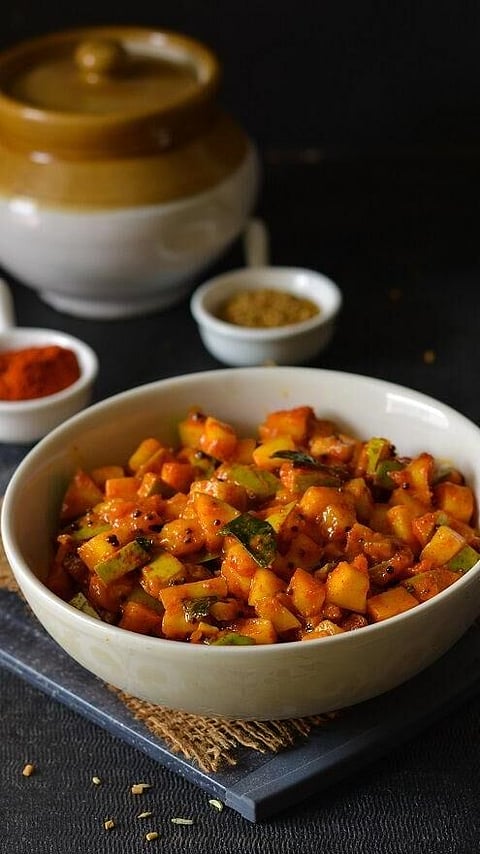 সমৃদ্ধ মচলাৰে তৈয়াৰ কৰা বিভিন্ন প্ৰকাৰৰ ভাৰতীয় আচাৰ