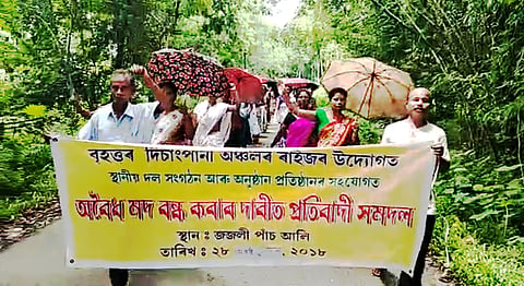 চৰাইদেউত অবৈধ মদ জুৱাৰ বিৰুদ্ধে মহিলাৰ প্ৰতিবাদ