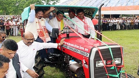 দৰঙত ৰাজসাহায্য যুক্ত টেক্টৰ বিতৰণৰ শুভৰম্ভ