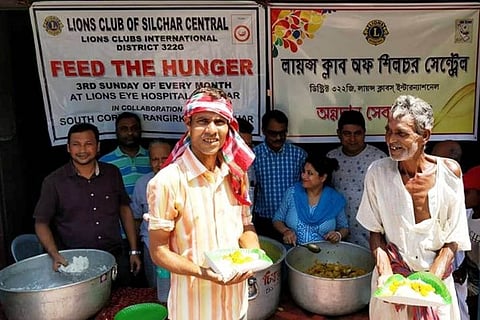 বিনামুলীয়া অন্ন বিতৰন কৰিলে লায়ণ্স ক্লাৱে