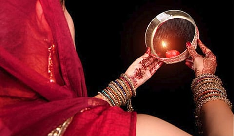 বলীউডৰ পৰা সৰু পৰ্দাৰ তাৰকা সকলৰ "কাৰৱা চোথ" পালন;ফটো