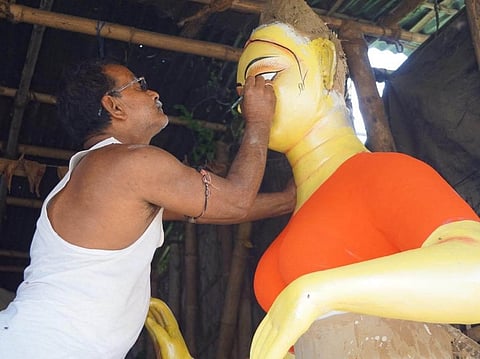 লক্ষী পূজাৰ প্ৰস্তুতি চলাইছে যোৰহাটৰ শিল্পীয়ে