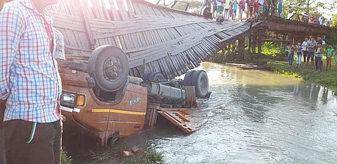 দলং ভাগি বাগৰিল ইটা ভৰ্তি ট্ৰাক