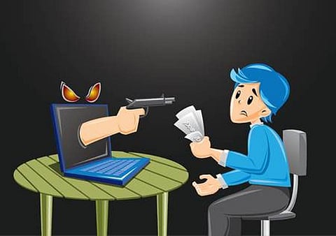ইন্টাৰনেটে লুটিলে এগৰাগী মহিলাক