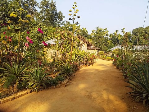 অসমৰ পৰিস্কাৰ গাঁওখনত পথ যোগাযোগ ব্যৱস্থাৰ দুৰবস্থা