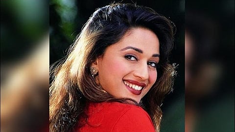 বলীউডৰ ছবিত পিতা পুত্ৰৰ লগত অভিনয় কৰা কেইগৰাকীমান জনপ্ৰিয় অভিনেত্ৰী