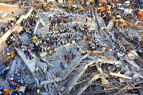 কৰ্ণাটকৰ ধাৰৱাদত অট্টালিকা খহি পৰাৰ ফলত ৫ জনৰ মৃত্যু