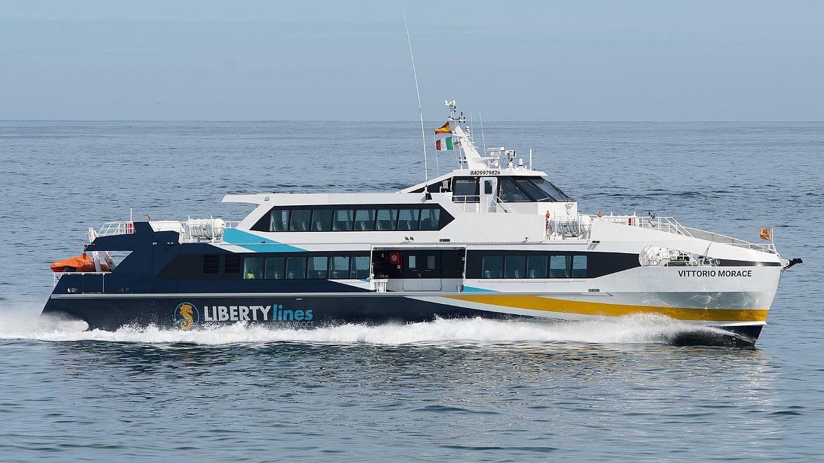 Vilac Ferry En Bois Avec Rampe Pivotante Et Porte Coulissante – 2 Voitures + 1 Camion – Jouet De Port 3+ Ans – 30x19x11 Cm