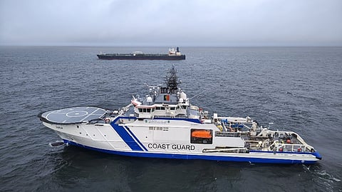 Buque de la Guardia Costera finlandesa y Eagle S al fondo