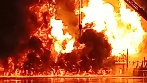 Nigerian wellhead oil spill and fire continue weeks later