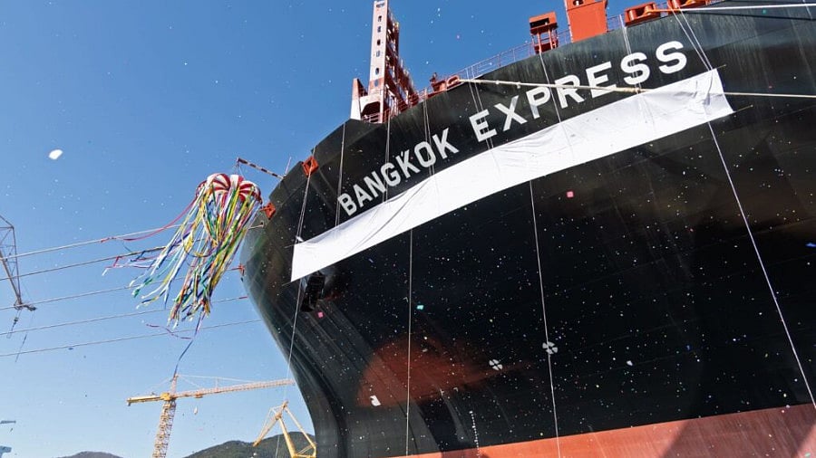 Hapag-Lloyd welcomes LNG-fuelled boxship to fleet
