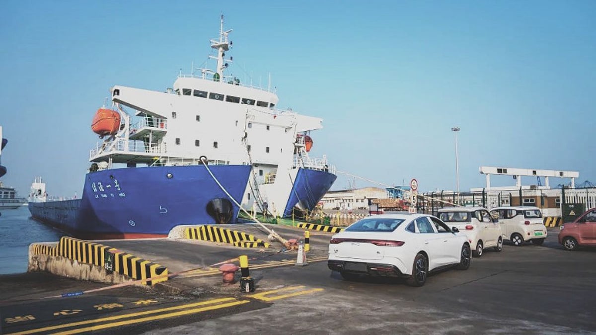 Chinese Roro Plan New Chinese-built Ro-Ro pair enter service on Hainan Strait