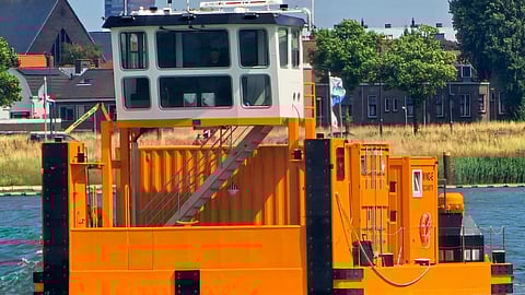 ROS Zand en Grindhandel's new electric pusher tug