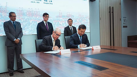 Port of Barcelona President José Alberto Carbonell and Port of Shanghai Vice President Sam Liu signing the agreement between the two port authorities, August 4, 2025
