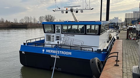 Merwestroom with the wheelhouse lowered