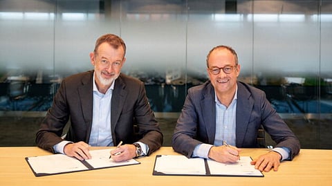 Port of Rotterdam Authority CEO Boudewijn Siemons (left) and Evos CEO Daan Vos signing the inland shipping berth construction agreement, March 12, 2026